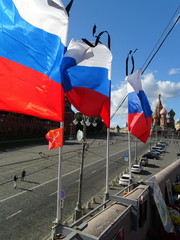 Rosyjskie flagi z żalobnym kirem powiewają w miejscu zabójstwa Borysa Niemcowa w Moskwie - obrazy, fototapety, plakaty