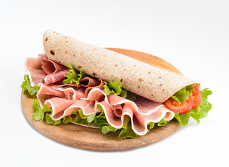 Piadina con prosciutto crudo e insalata, cibo italiano
