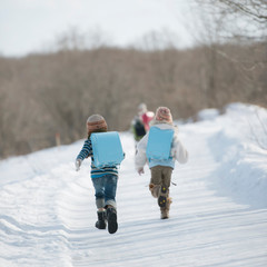 雪道を歩く小学生の後姿