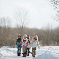 雪道を歩く小学生