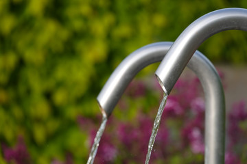 sauberes Trinkwasser fließt im Grünen