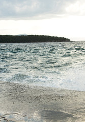 stürmisches mittelmeer mit wellen und schaumkronen