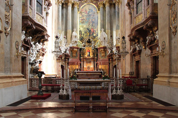 Fototapeta na wymiar baroque church (peterskirche) in Vienna (Austria)