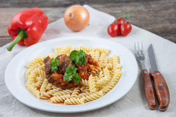 Goulasch mit Nudeln