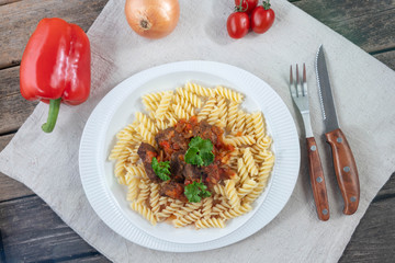 Goulasch mit Nudeln