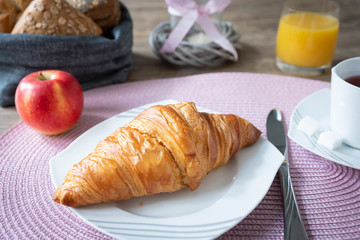 Frühstück mit Croissant