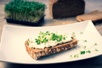 Vollkornbrot mit Kräuterfrischkäse