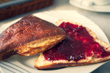 Laugengebäck mit Marmelade
