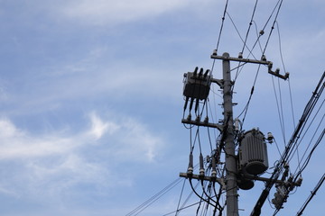 電信柱と送電線
