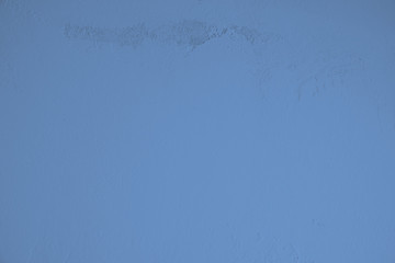 Pastellblaue Betonwand mit schmutziger, alter, rauer Struktur im oberen Teil des Bildes. Steinwand, Zementwand im Industrial Style als Hintergrund, Tapete, Gestaltungselement, Kunst