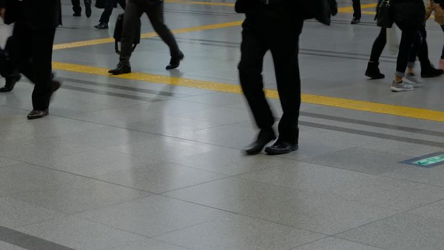 歩く人々