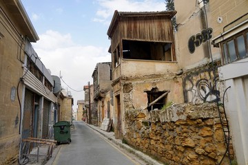 Fototapeta na wymiar Alte, stimmungsvolle Gasse in Nikosia (Zypern)