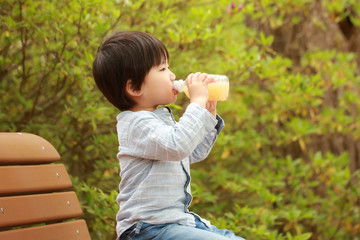 飲み物を飲む男の子