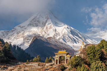 Manaslu-Gipfel, achthöchster Gipfel der Welt hinter dem tibetischen Kloster, Himalaya-Gebirge, Nepal
