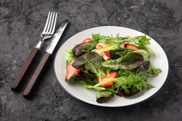 Salad with Strawberries and ham
