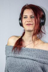 Junge Frau mit Kopfhörern