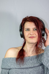Junge Frau mit Kopfhörern