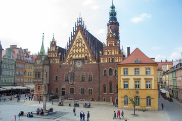 Obraz premium The colorful architecture of the famous Polish city of Wroclaw - Market Square, Town Hall.