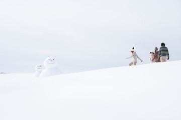 雪原を歩く大学生