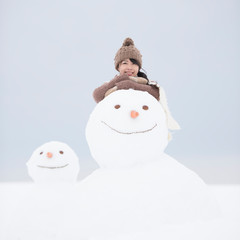 微笑む女性と雪だるま