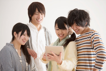 Fototapeta premium タブレットPCを見る大学生