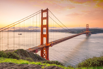 Fototapeta premium Sławny Golden Gate Bridge, San Fransisco przy zmierzchem