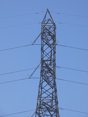 Poste de electricidad sobre fondo azul