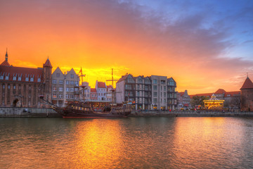 Obraz premium Old town of Gdansk over Motlawa river at sunset, Poland.