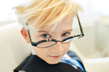 Junge mit Brille als kluger Schüler oder Student