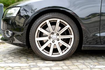 Autofelge mit Beulen und Bremsabbrieb Bremse Alufelge Tuning Reifen