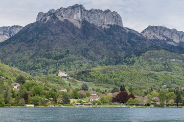 Ville de Menthon Saint Bernard vu du lac d'Annecy
