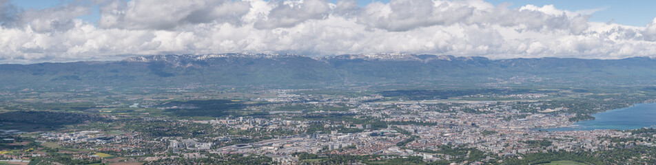 Fototapeta na wymiar Panorama de Genève et sa banlieue vu du ciel