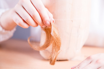 Fototapeta premium Dłonie młodej kobiety robiącej sztuczne wąsy. 