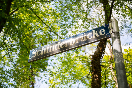 Stra&szlig;enschild Schinderbr&uuml;cke, M&uuml;nchen
