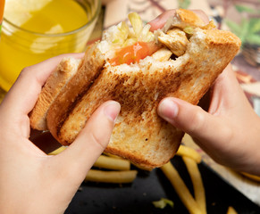 Persona comiendo sandwich