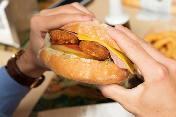 Persona comiendo hamburguesa 