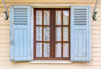 Fototapeta premium Fenêtre et volets de maison créole île de la Réunion 