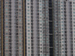  Outside the condominium building, which sees many rooms built in the middle of a large city with the prosperity and tightness of the population.