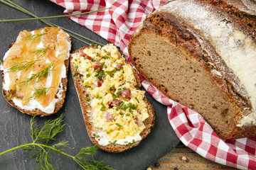 Frisches Brot mit Lachs belegt