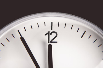 es ist fünf vor zwölf auf moderner uhr