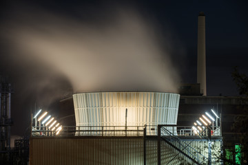 Chemische Industrieanlagen Chemieindustrie bei Nacht