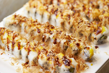 Sushi roll with bonito flakes and sauce 