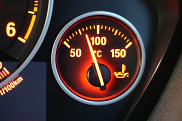 Vehicle oil temperature gauge