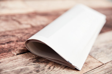 Gefaltete Newsletter Zeitung mit leerer Titelseite