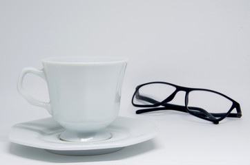 Café com xícaras e óculos