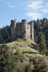 Le château d'Alleuze (Cantal) sur son promontoire