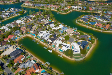 Waterfront homes on the sunny Gold Coast suburb of Broadbeach Waters - obrazy, fototapety, plakaty
