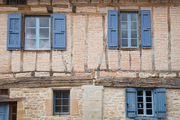 Vieille façade aux volets bleus d'une maison de Castres