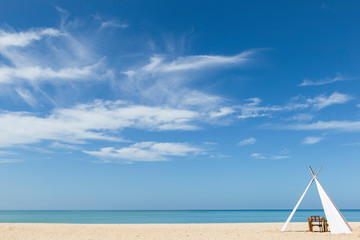 Fototapeta premium Romatic dinner at the beach, blue sky. Travelling in Thailand.