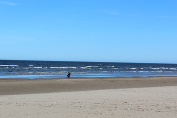 Obraz premium Seascape with photographing on a tablet girl with a Cup of coffee